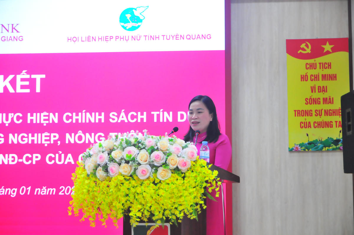 Bà Chu Thị Ngọc Diệp, Phó Chủ tịch Ủy ban MTTQ Việt Nam tỉnh Tuyên Quang, Chủ tịch Hội Nông dân tỉnh phát biểu tại buổi Lễ. Ảnh: Xuân Trường.