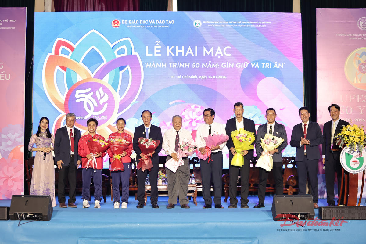 Ban lãnh đạo UPES tặng hoa tri ân các thầy, cô. Ảnh: VP.