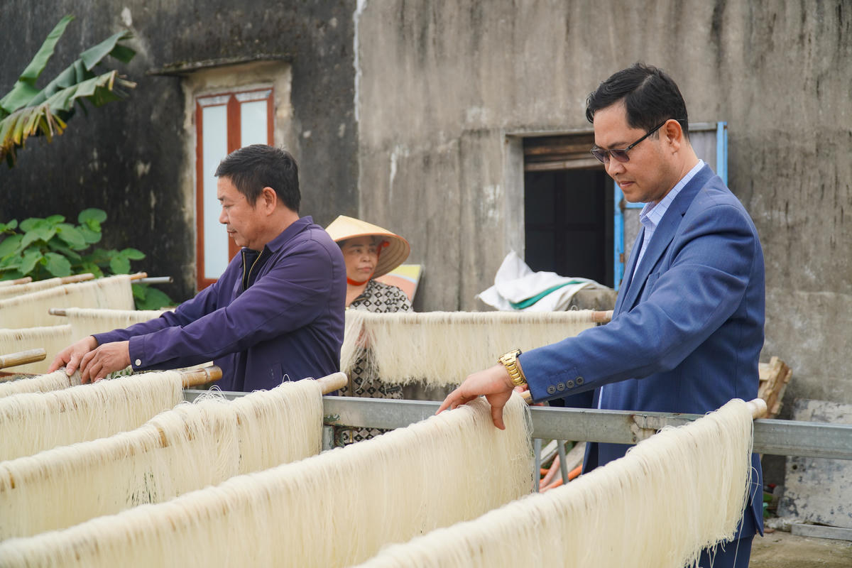 Quy trình sản xuất miến gạo Thăng Long được kiểm tra nghiêm ngặt. Ảnh: Đình Minh