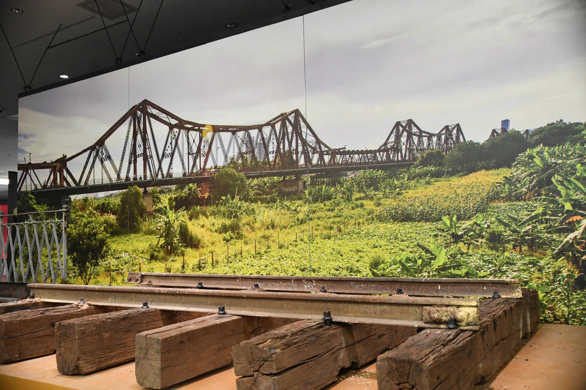 Phong cách trưng bày được đổi mới theo hướng chú trọng tương tác, trải nghiệm, giúp khách tham quan không chỉ xem mà còn chạm và hiểu lịch sử Thủ đô thông qua các hình thức thể hiện sinh động. Ảnh: Phạm Sỹ.