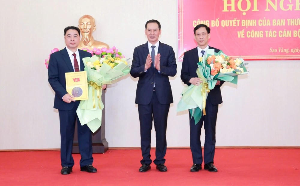 Ông Trịnh Tuấn Sinh, Phó Bí thư Tỉnh ủy, Chủ tịch Ủy ban MTTQ tỉnh Thanh Hóa trao quyết định điều động cho các ông Mai Văn Hải và ông Nguyễn Minh Hoàng.