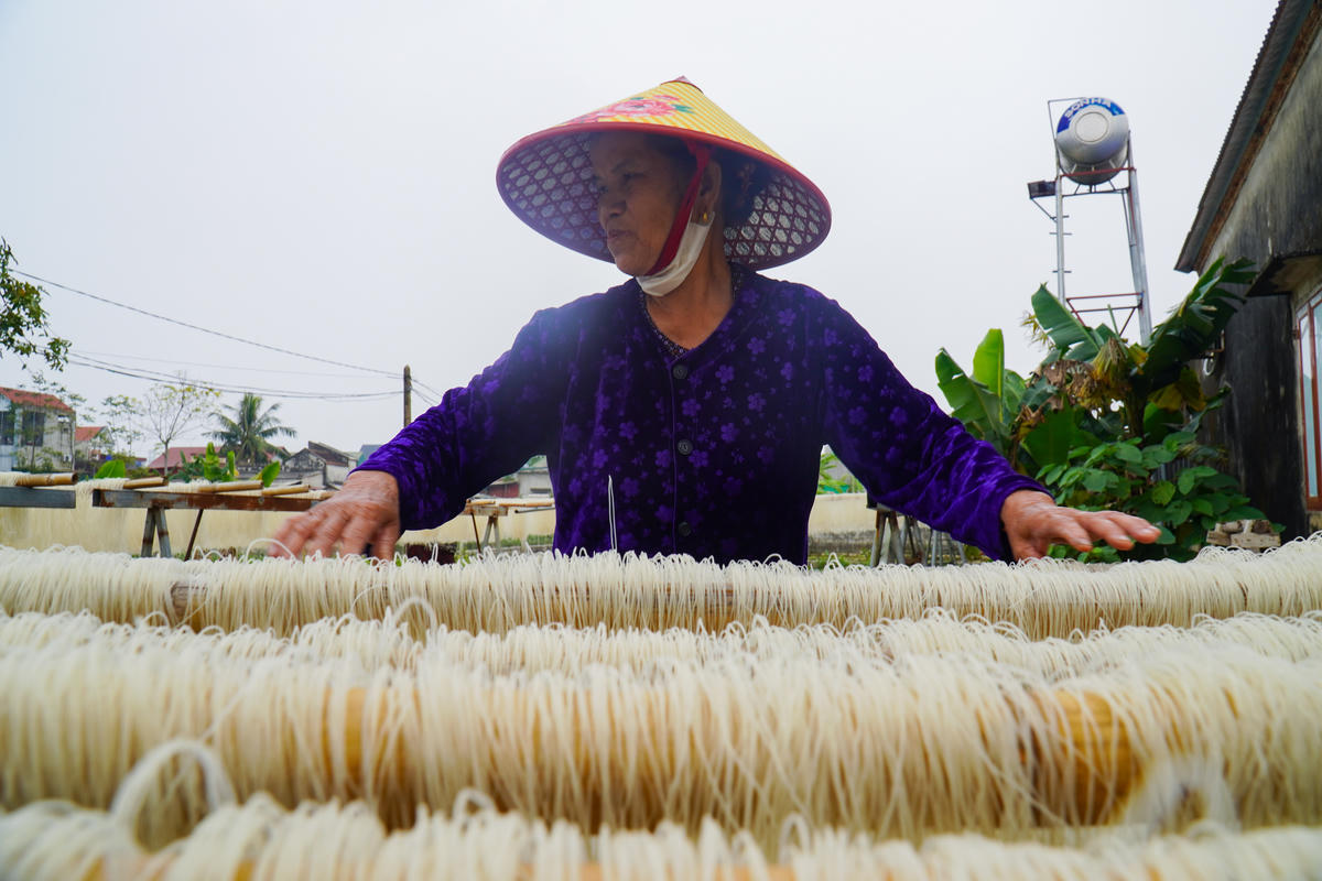 Nếu trời có nắng hoặc khô ráo, miến sẽ nhanh chóng đạt đủ độ cứng cần thiết. Ảnh: Đình Minh