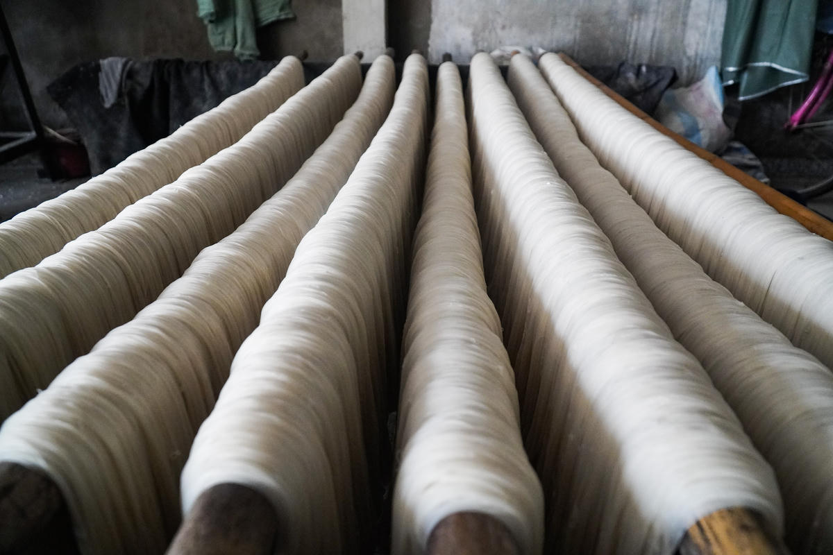 Sau đó đưa lên giá treo để phơi khô. Ảnh: Đình Minh