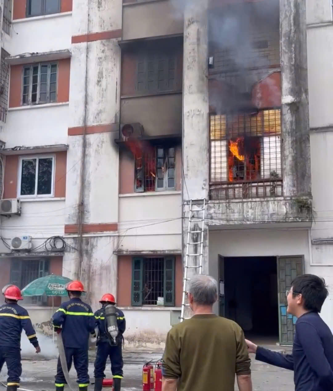 Vị trí đám cháy nằm tại một căn hộ ở tầng giữa toàn nhà chung cư.