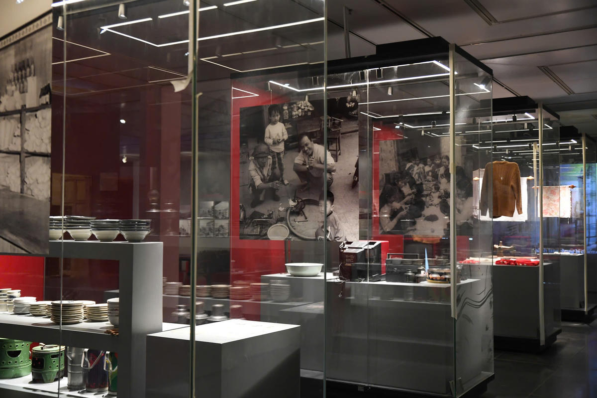 Hiện nay, phần trưng bày nội dung của Bảo tàng Hà Nội đã cơ bản hoàn thiện, sẵn sàng cho ngày mở cửa đón khách trở lại. Các hạng mục trưng bày được tổ chức khoa học, mạch lạc, hiện đại. Ảnh: Phạm Sỹ.