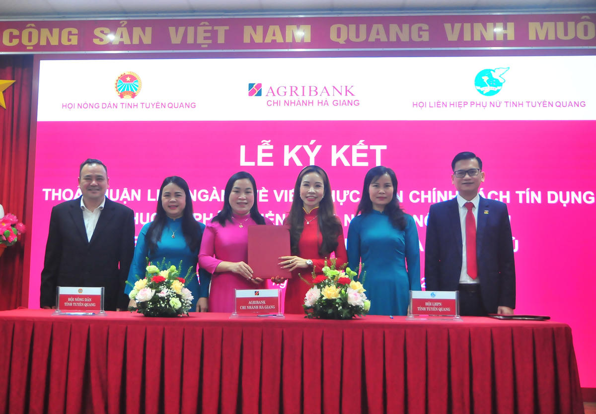 Lãnh đạo Hội nông dân và Agribank thực hiện ký kết. Ảnh: Xuân Trường.
