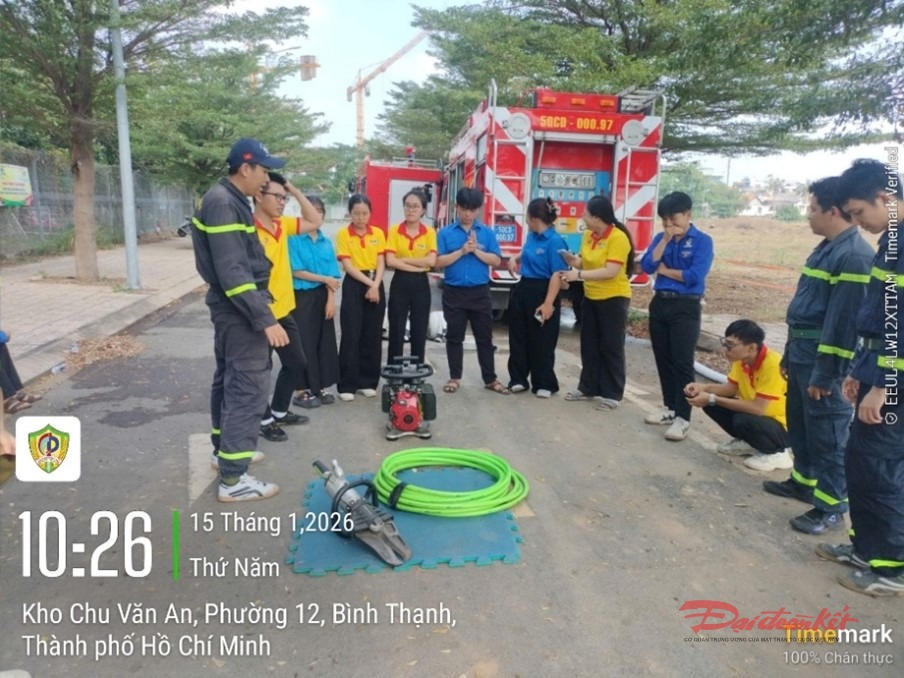 Đoàn viên thanh niên tìm hiểu về các loại dụng cụ, phương tiện PCCC&CNCH. Ảnh: VL.