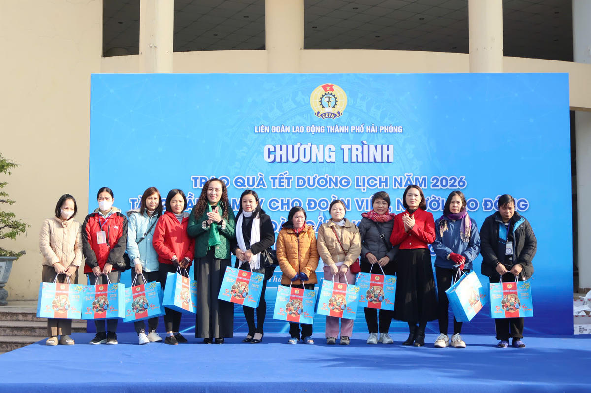 Đại diện Liên đoàn lao động thành phố trao quà Tết dương lịch cho người lao động có hoàn cảnh khó khăn tại phường Thành Đông nhân dịp Tết dương lịch 2026. Ảnh: NH. Ảnh minh hoạ.&nbsp;