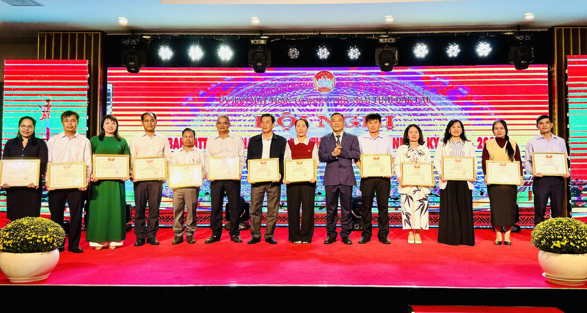 Ông Y Giang Gry Niê Knơng,&nbsp;Phó Bí thư Tỉnh ủy, Chủ tịch Ủy ban MTTQ Việt Nam tỉnh Đắk Lắk trao Bằng khen cho các tập thể, cá nhân. Ảnh: Thanh Nga.