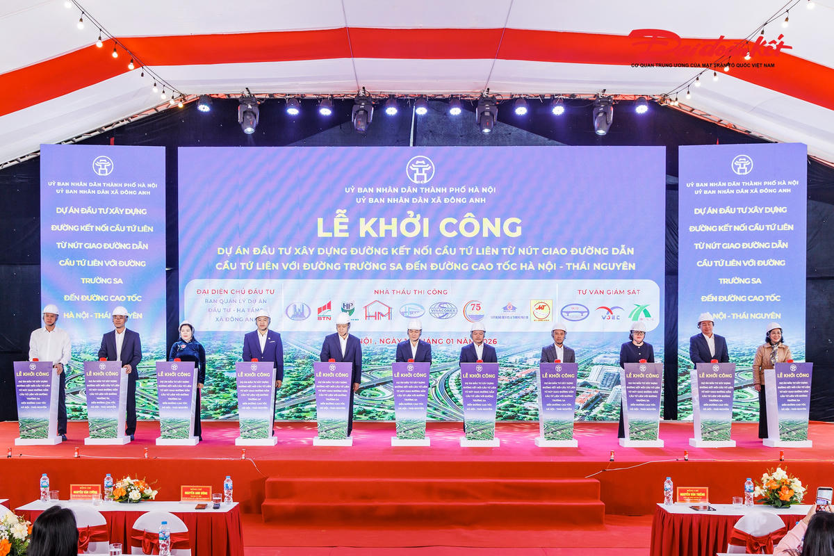 Nghi thức ấn nút khởi công xây dựng đường kết nối cầu Tứ Liên từ nút giao đường dẫn cầu Tứ Liên với đường Trường Sa đến đường cao tốc Hà Nội - Thái Nguyên. Ảnh: Quang Vinh