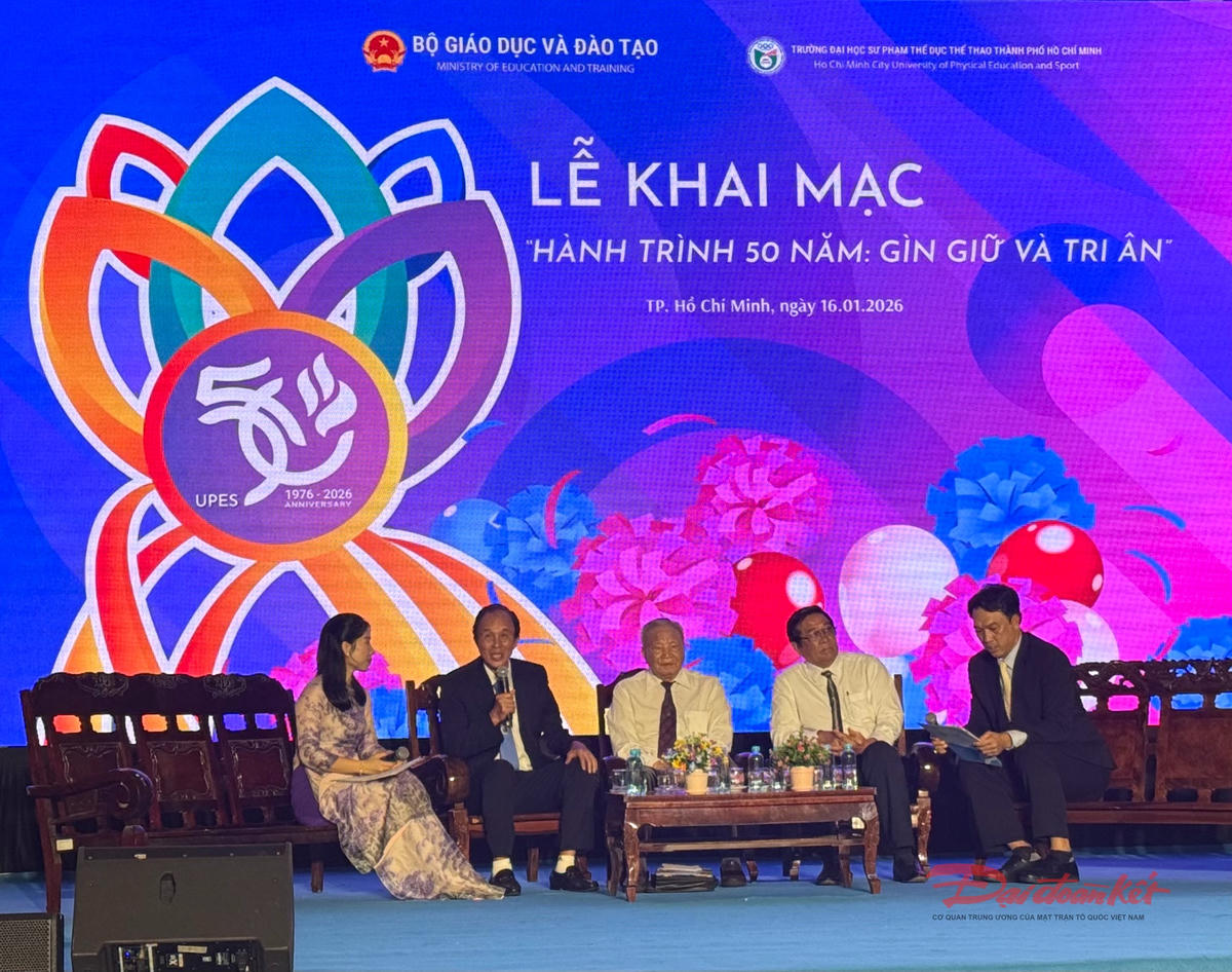 Quang cảnh buổi tọa đàm về quá trình xây dựng và phát triển UPES với các thầy nguyên là lãnh đạo trường. Ảnh: VP.