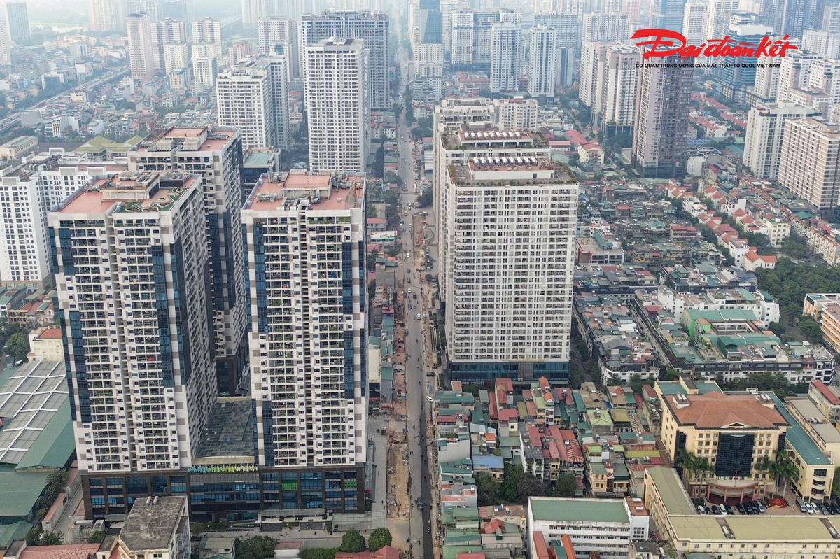 Đường Nguyễn Tuân từ lâu được xem là một trong những tuyến phố thường xuyên ùn tắc của Hà Nội do lưu lượng phương tiện lớn, trong khi hai bên tập trung dày đặc khu dân cư, chung cư và văn phòng. Trước thực trạng này, năm 2018, UBND quận Thanh Xuân (cũ) đã phê duyệt dự án cải tạo, mở rộng tuyến đường với tổng mức đầu tư gần 400 tỷ đồng.