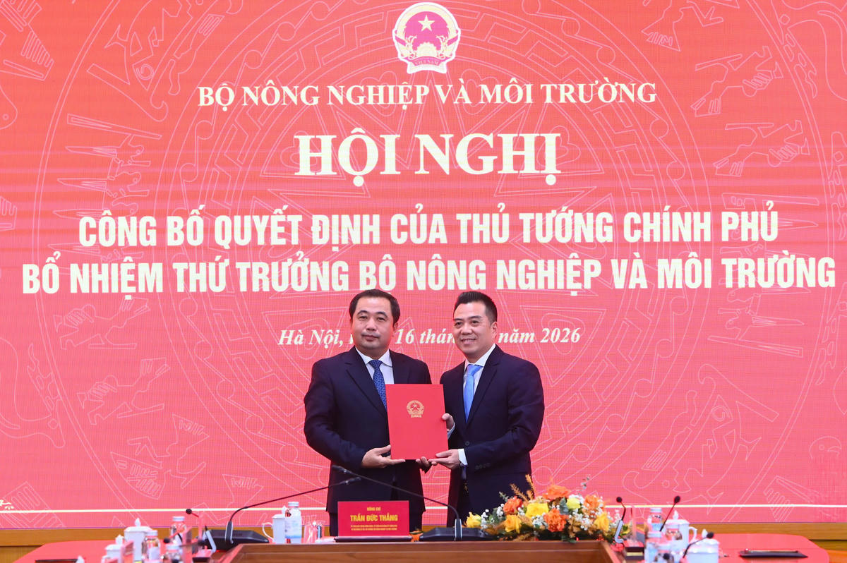 Bộ trưởng Bộ Nông nghiệp và Môi trường Trần Đức Thắng trao quyết định&nbsp;bổ nhiệm ông Đặng Ngọc Điệp giữ chức Thứ trưởng Bộ Nông nghiệp và Môi trường.