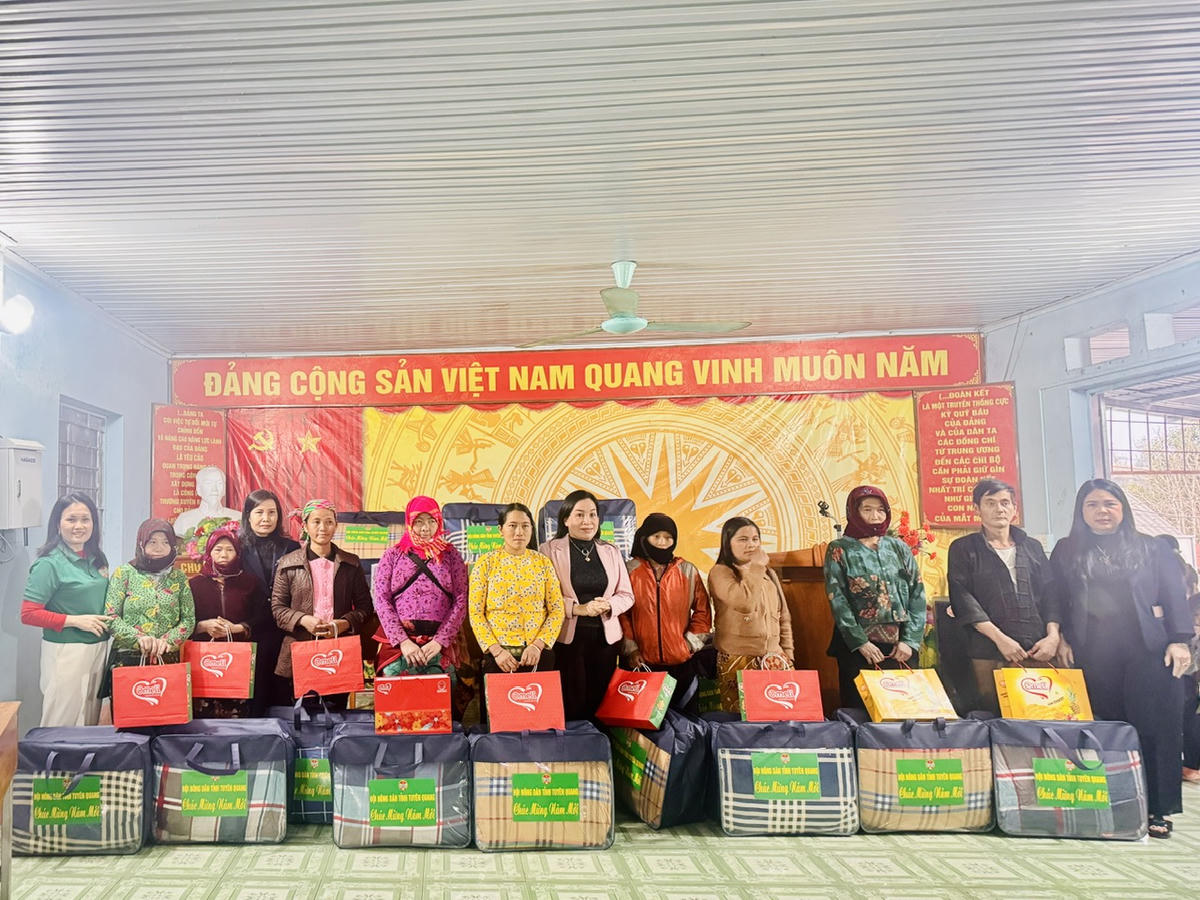 Hội Nông dân tỉnh Tuyên Quang đã trao những phần quà ý nghĩa cho các hộ nghèo, hộ có hoàn cảnh đặc biệt khó khăn tại thôn Lùng Hẩu, xã Lùng Tám. Ảnh: Xuân Trường.