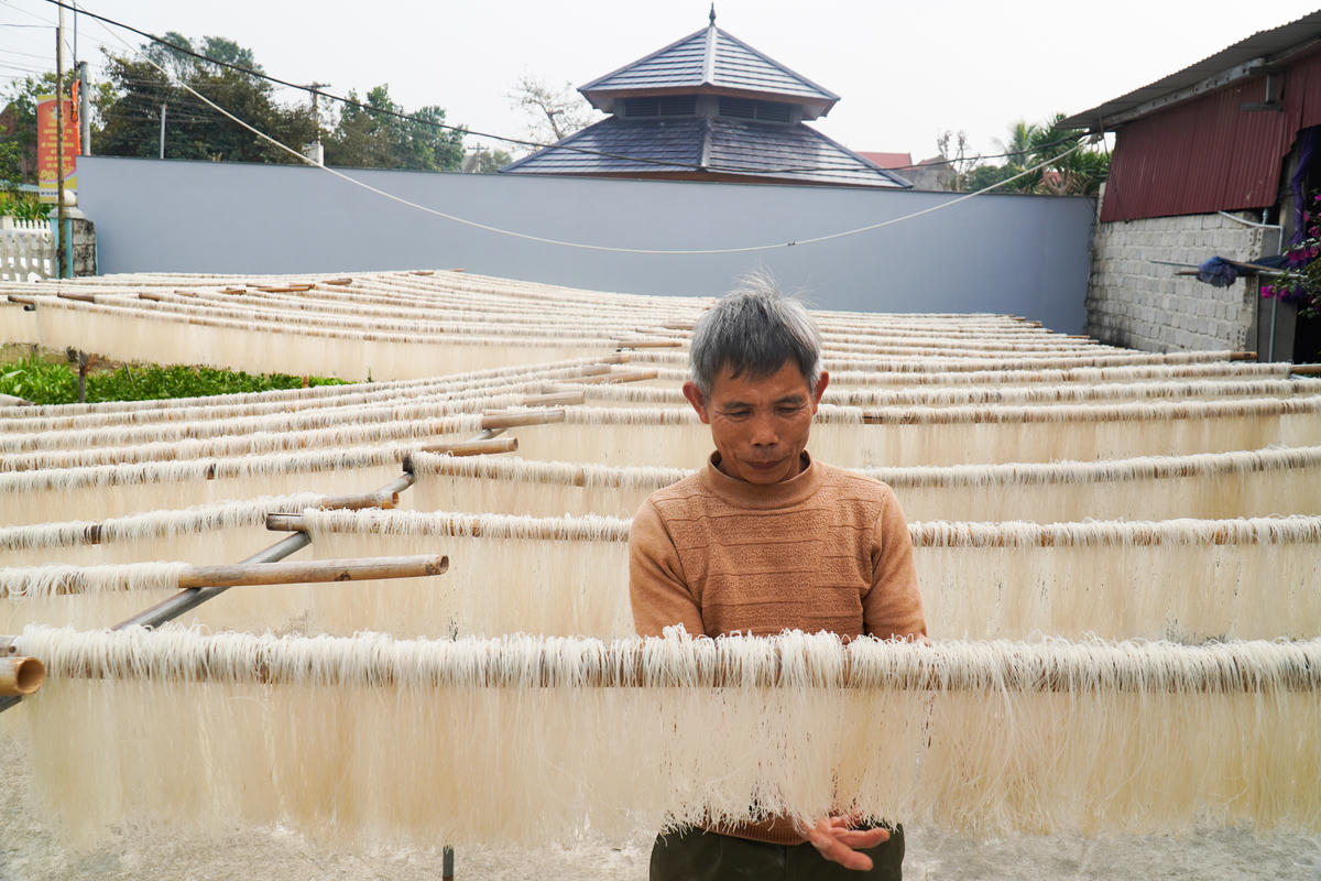 Khi miến đã có độ cứng, người thợ sẽ mang miến ra trời nắng để phơi khô. Ảnh: Đình Minh