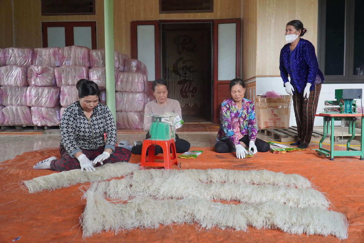 Tiếp đó, miến sẽ được cắt nhỏ lại rồi đóng vào bao bì. Ảnh: Đình Minh