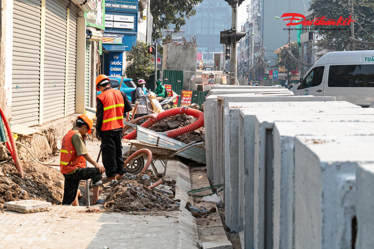 Ghi nhận thực tế cho thấy, dự án hiện đã hoàn thành thi công lớp bê tông nhựa hạt thô C19 đối với phần mặt đường làm mới đoạn từ ngõ 162 Nguyễn Tuân đến nút giao Nguyễn Huy Tưởng. Trong khi đó, đoạn từ nút giao Nguyễn Huy Tưởng đến đầu tuyến vẫn đang trong quá trình thi công mở rộng. Nhiều công trình đã được phá dỡ để phục vụ giải phóng mặt bằng, song hiện trường còn ngổn ngang, chưa được hoàn thiện đồng bộ.