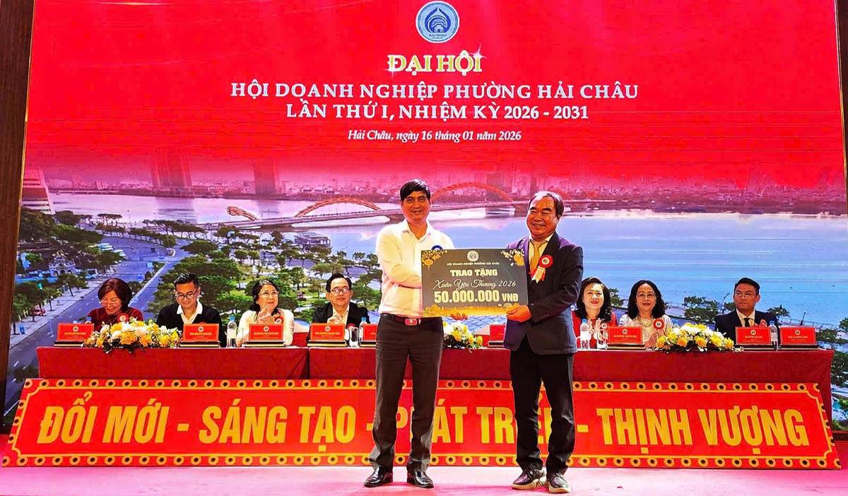 Dịp này, Hội Doanh nghiệp phường Hải Châu ủng hộ 50 triệu đồng cho Ủy ban Mặt trận Tổ quốc Việt Nam phường Hải Châu để hỗ trợ các gia đình khó khăn trong chương trình “Xuân yêu thương”. Ảnh: Nguyễn Tú.