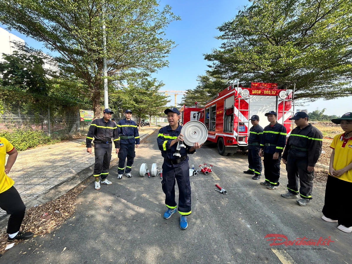 Cán bộ chiến sĩ Đội CC&CNCH Khu vực 16 hướng dẫn tình huống về PCCC&CNCH. Ảnh: VL