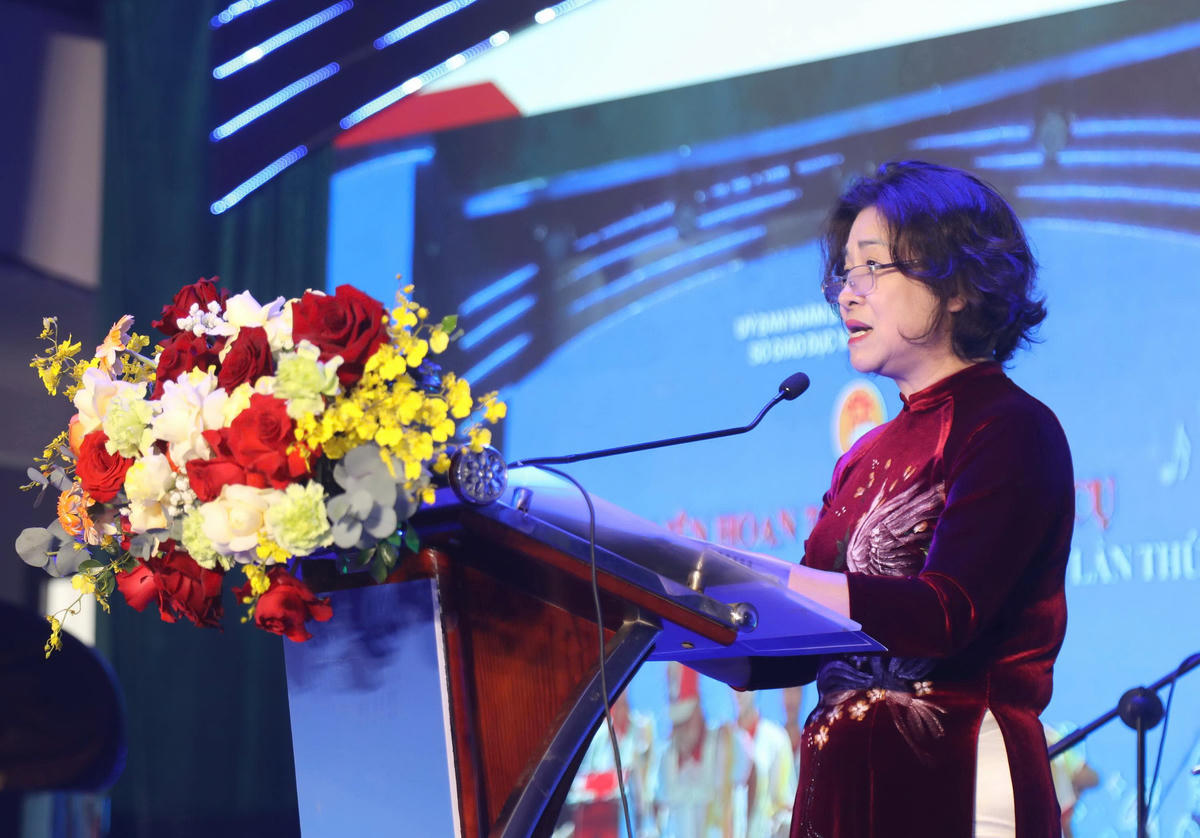 Bà Trần Thị Thu Hà – Trưởng phòng Chính trị, tư tưởng và Công tác Học sinh, sinh viên (Sở GDĐT Hà Nội) phát biểu tại lễ tổng kết.