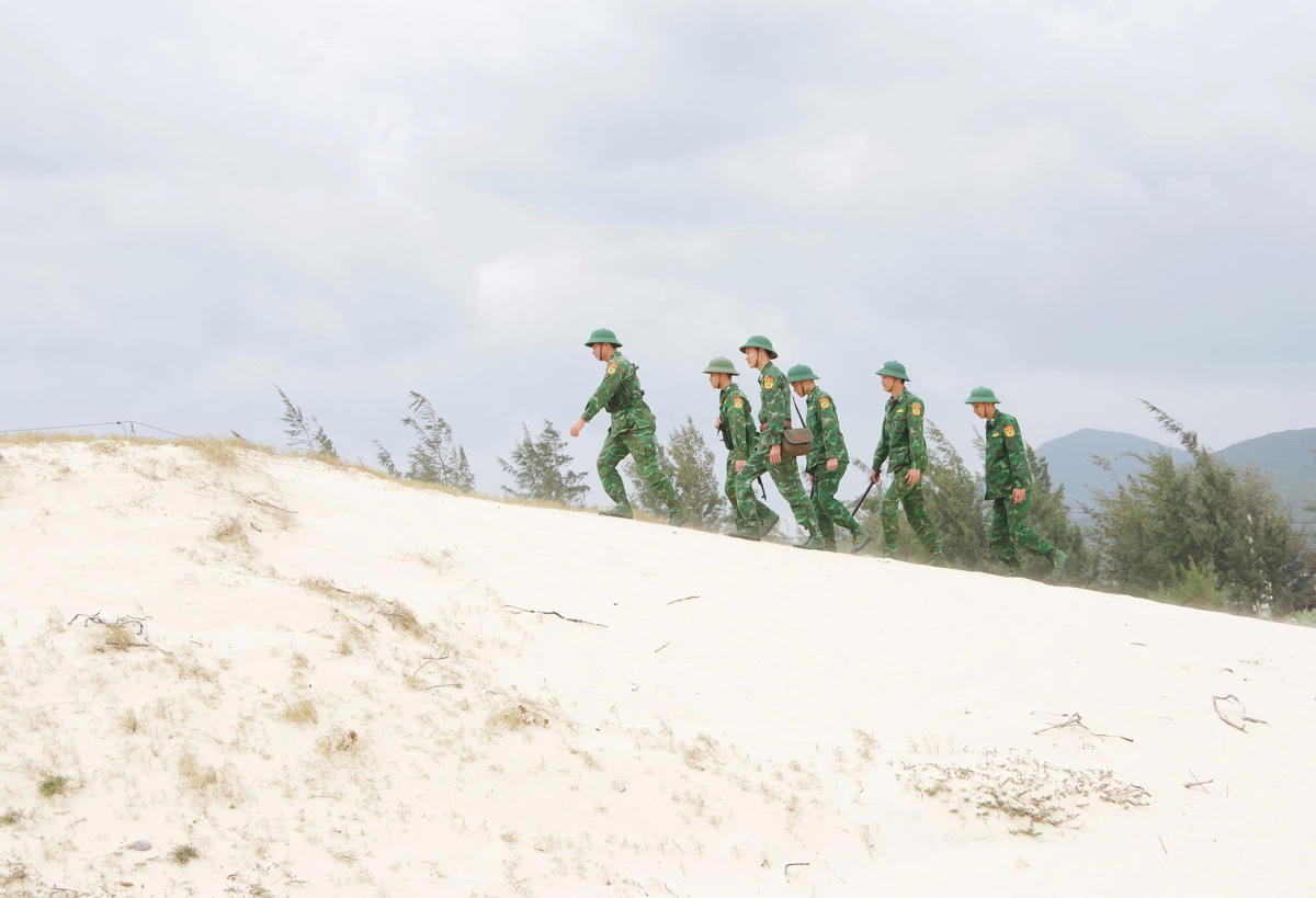 Cán bộ, chiến sĩ BĐBP tỉnh Khánh Hòa đang ngày đêm bám sát địa bàn, bám chắc tuyến đầu biển, đảo, sẵn sàng chiến đấu, giữ vững chủ quyền, an ninh biên giới biển. Ảnh: Văn Tân.