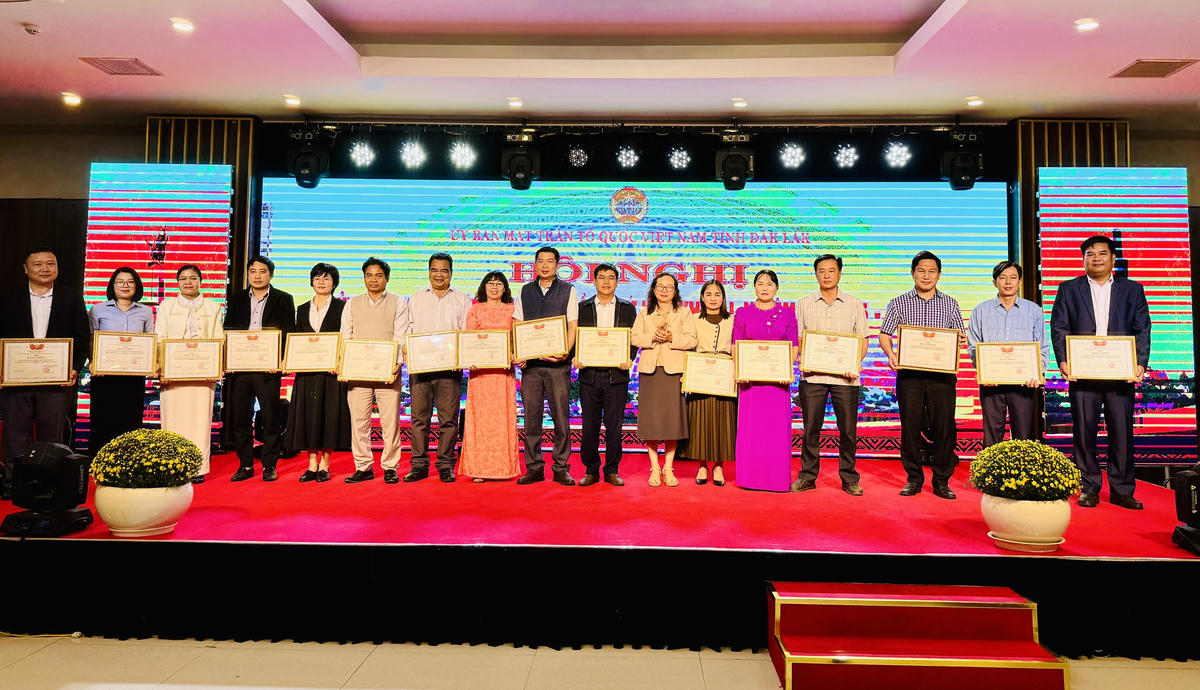 Bà Phạm Thị Ngọc Tuyết - Phó Chủ tịch Ủy ban MTTQ Việt Nam tỉnh trao Bằng khen cho các tập thể cá nhân. Ảnh: Thanh Nga.