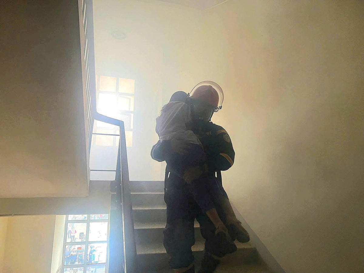 Lực lượng Cảnh sát phòng cháy chữa cháy và cứu nạn cứu hộ Công an tỉnh Nghệ An tổ chức dập lửa, đồng thời hướng dẫn, giúp đỡ cư dân thoát nạn theo các lối an toàn. Ảnh: NP