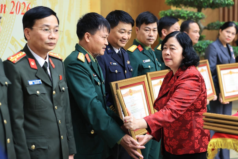 Chủ tịch Ủy ban Trung ương Mặt trận Tổ quốc Việt Nam Bùi Thị Minh Hoài trao bằng khen cho các tập thể, cá nhân có thành tích xuất sắc trong thực hiện Chiến dịch Quang Trung. Ảnh: Nhật Bắc