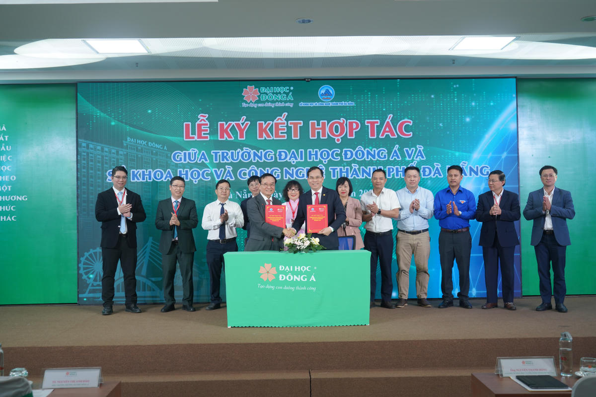 Ông Nguyễn Thanh Hồng, Giám đốc Sở Khoa học và Công nghệ và thầy Lương Minh Sâm, Chủ tịch Hội đồng Trường Đại học Đông Á trao biên bản ký kết hợp tác. Ảnh: Nguyễn Tú.