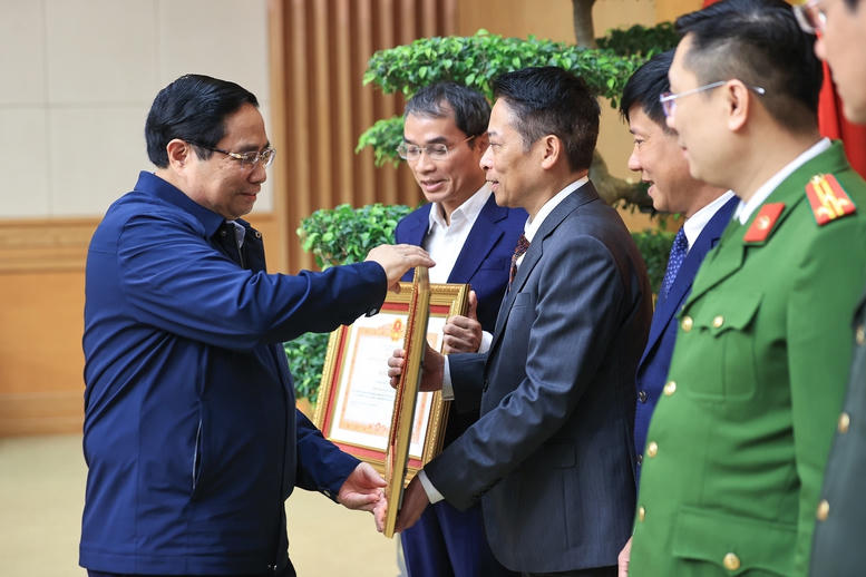 Thủ tướng trao bằng khen cho các tập thể, cá nhân có thành tích xuất sắc trong thực hiện Chiến dịch Quang Trung. Ảnh: Nhật Bắc