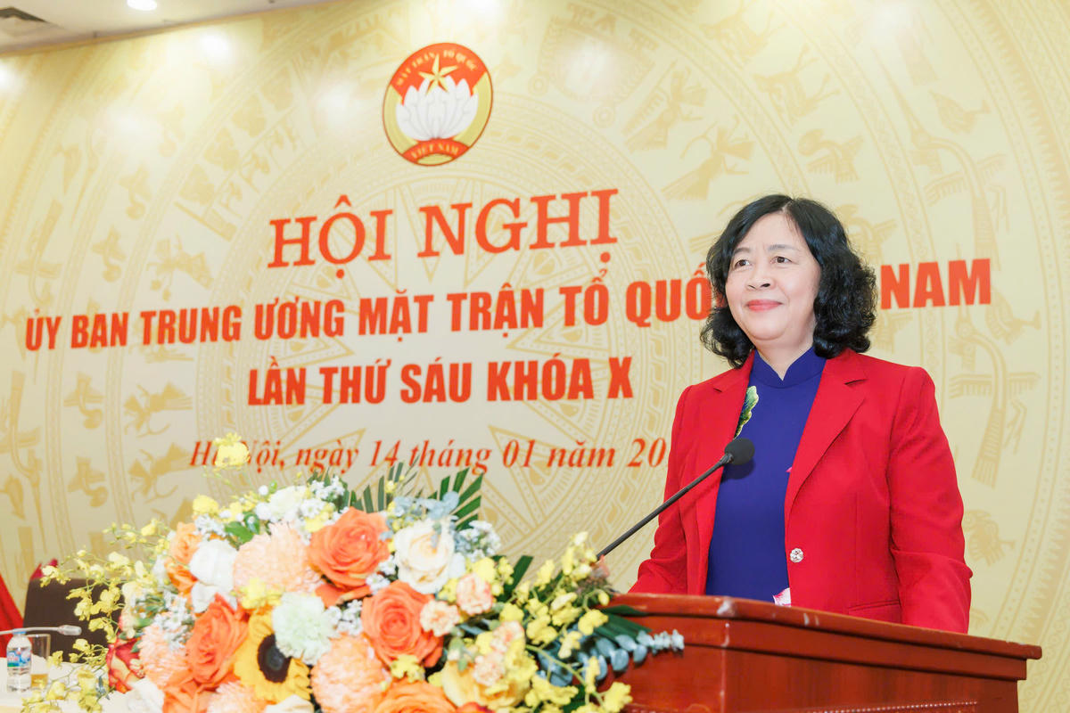 Bà Bùi Thị Minh Hoài, Ủy viên Bộ Chính trị, Bí thư Trung ương Đảng, Bí thư Đảng ủy MTTQ, các đoàn thể Trung ương, Chủ tịch Ủy ban Trung ương MTTQ Việt Nam phát biểu tại Hội nghị Ủy ban Trung ương MTTQ Việt Nam lần thứ sáu khóa X. Ảnh: Quang Vinh