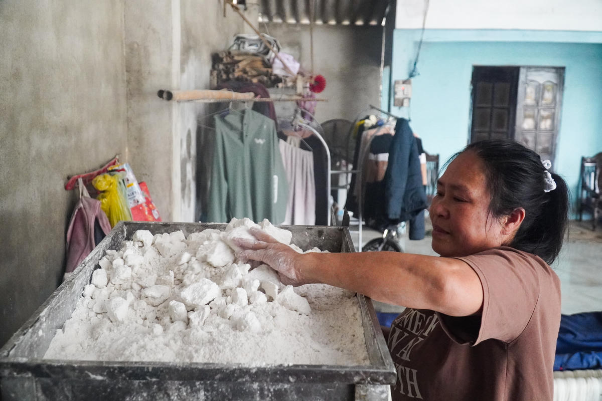 Sau khi phơi khô hoặc nấu chín bột, người làm miến sẽ đưa bột vào máy để hấp. Ảnh: Đình Minh