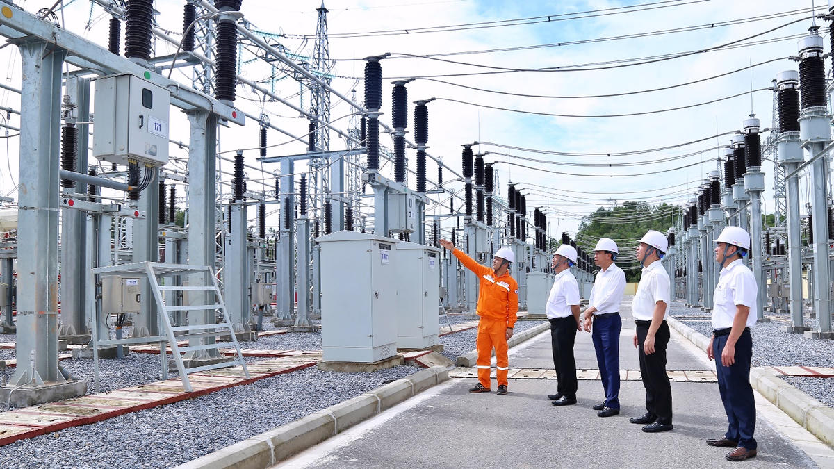 Lãnh đạo EVNNPC kiểm tra hiện trường dự án trước khi bàn giao đóng điện