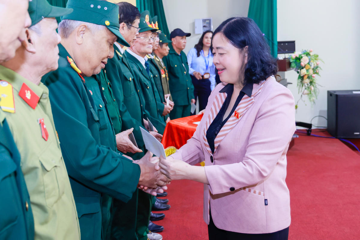 Bà Bùi Thị Minh Hoài, Ủy viên Bộ Chính trị, Bí thư Trung ương Đảng, Bí thư Đảng ủy MTTQ, các đoàn thể Trung ương, Chủ tịch Ủy ban Trung ương MTTQ Việt Nam tặng quà cho các cựu chiến binh tại cuộc tiếp xúc cử tri ngày 19/12/2025. Ảnh: Quang Vinh