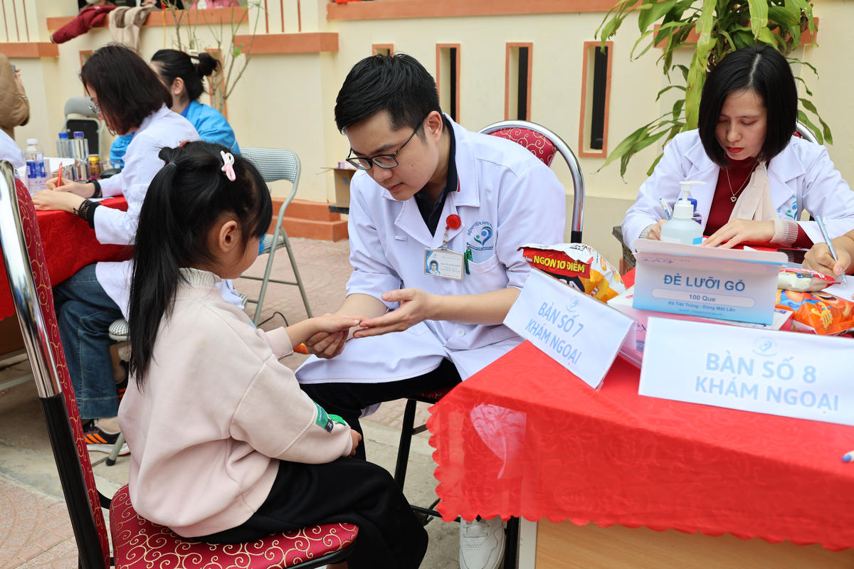 Thăm khám miễn phí cho gần 1.000 trẻ em ở xã miền núi Thanh Hoá