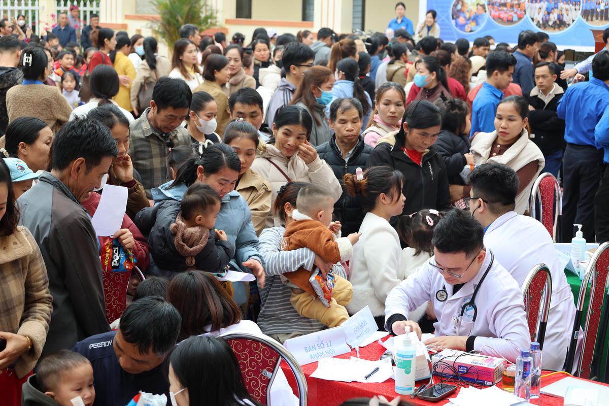 Thăm khám miễn phí cho gần 1.000 trẻ em ở xã miền núi Thanh Hoá