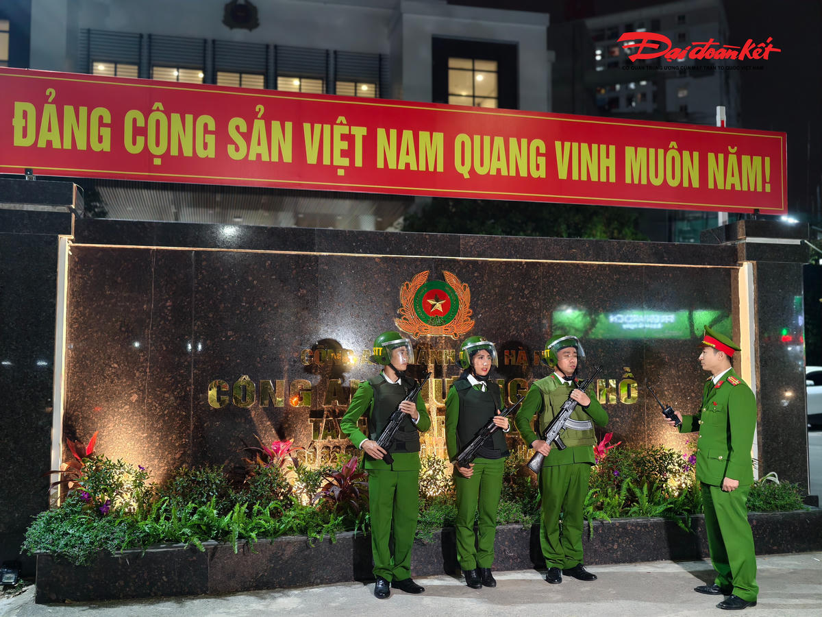 Trao đổi với phóng viên, Trung tá Nguyễn Hồng Quang, Phó Trưởng Công an phường Tây Hồ, cho biết: “Xác định công tác bảo đảm an ninh, an toàn phục vụ Đại hội đại biểu toàn quốc lần thứ XIV của Đảng là nhiệm vụ chính trị trọng tâm, Công an phường đã triển khai đồng bộ các biện pháp nghiệp vụ, trong đó tuần tra, kiểm soát ban đêm được tăng cường ở mức cao nhất. Mục tiêu là không để xảy ra các vụ việc phức tạp, giữ vững ổn định ngay từ cơ sở.”