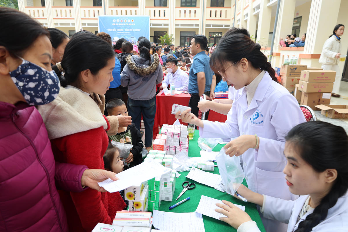 Thăm khám miễn phí cho gần 1.000 trẻ em ở xã miền núi Thanh Hoá