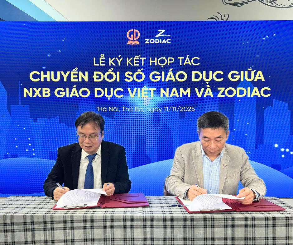 Ông Nguyễn Tiến Thanh - Chủ tịch HĐTV, Tổng Giám đốc NXBGDVN (bên trái) và ông Vũ Quốc Khánh - Chủ tịch Hội đồng quản trị Công ty CP Đầu tư Hoàng Đạo ký kết Biên bản Thỏa thuận hợp tác.