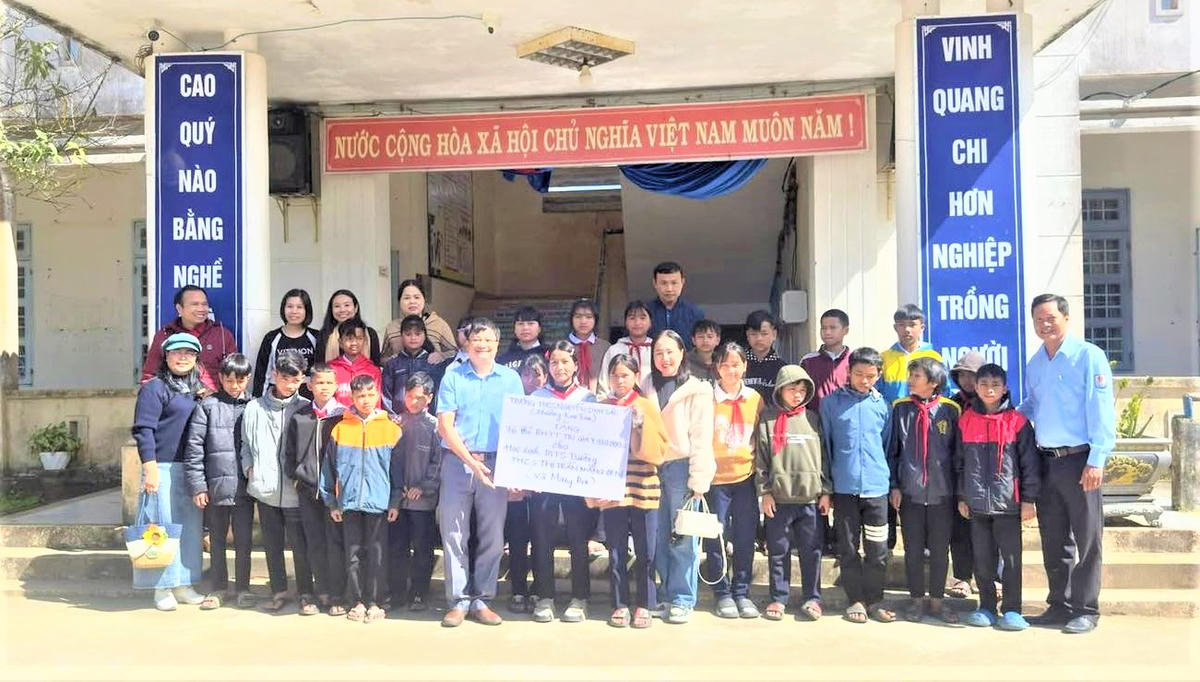 Trường THCS Nguyễn Sinh Sắc tặng thẻ Bảo hiểm y tế cho học sinh. Ảnh: CV.