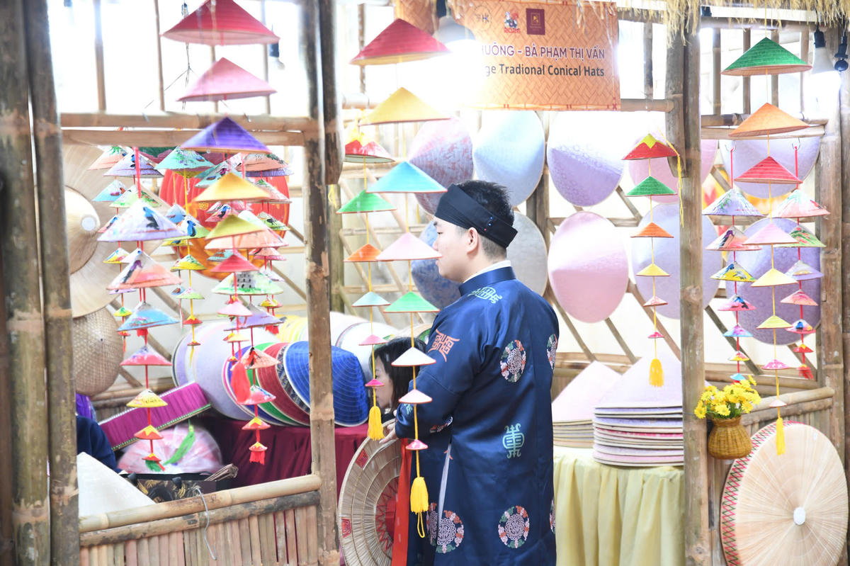 Không gian gian hàng nón làng Chuông. Ảnh: Phạm Sỹ.