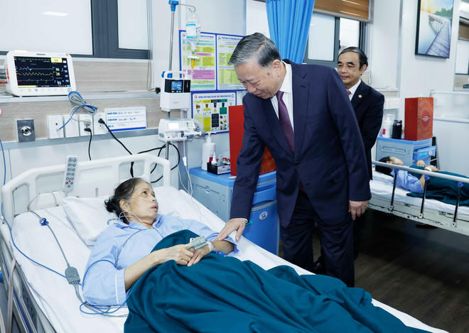 Tổng Bí thư Tô Lâm thăm hỏi và tặng quà cho các bệnh nhân đang điều trị tại Đại học Y Hà Nội. (Ảnh: Thống Nhất/TTXVN)