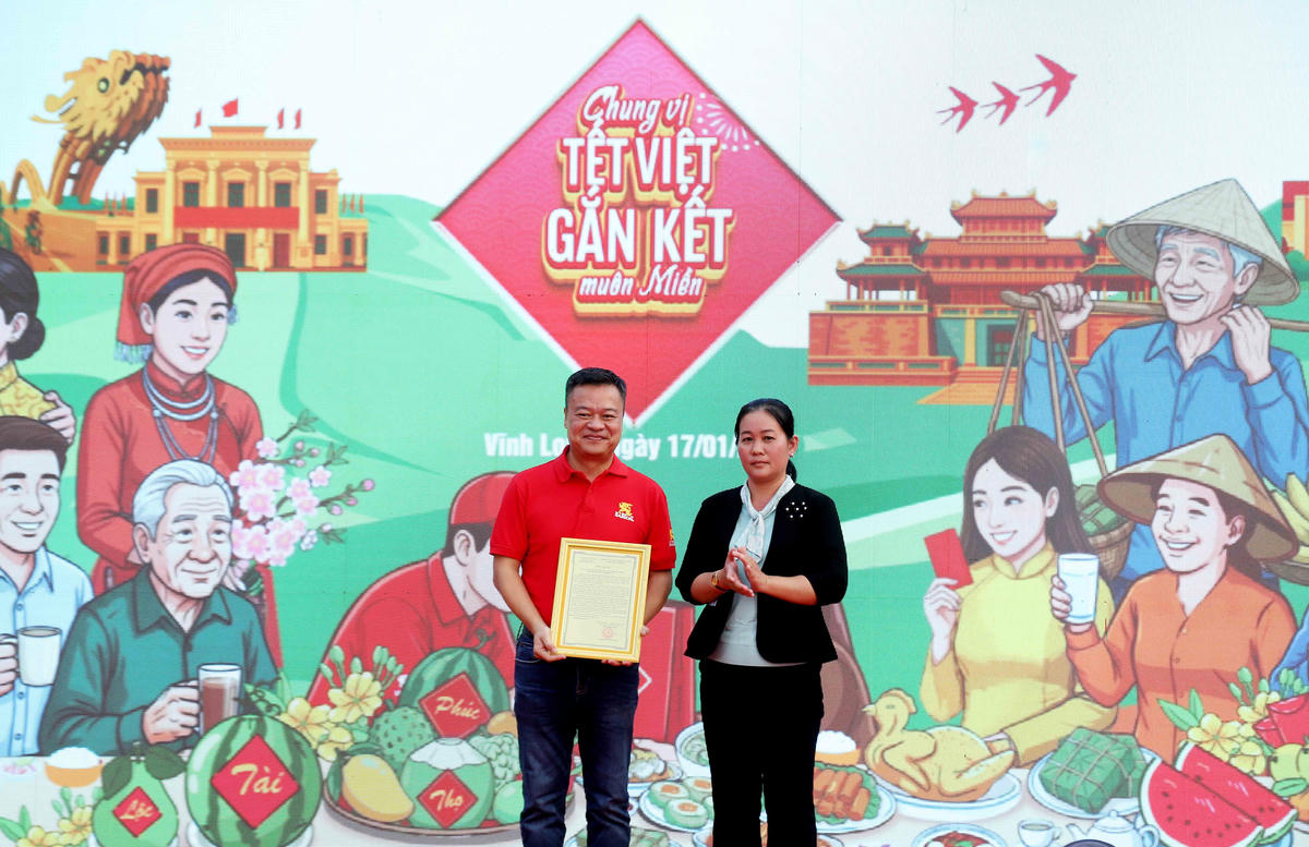 Bà Nguyễn Thị Tuấn Thanh, Phó Chủ tịch Ủy ban MTTQ Việt Nam tỉnh Vĩnh Long trao thư cảm ơn đại diện Sabeco. Ảnh: Quốc Trung. 