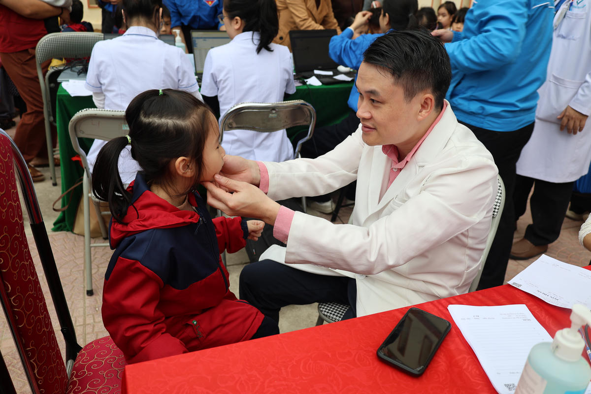 Thăm khám miễn phí cho gần 1.000 trẻ em ở xã miền núi Thanh Hoá