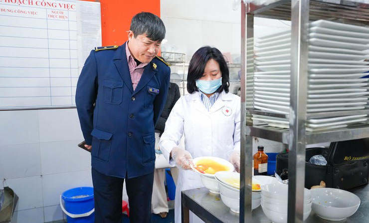 Đoàn kiểm tra tiến hành kiểm tra trực tiếp tại cơ sở kinh doanh ăn uống trên đại bàn xã Quốc Oai. Ảnh: T.L

 