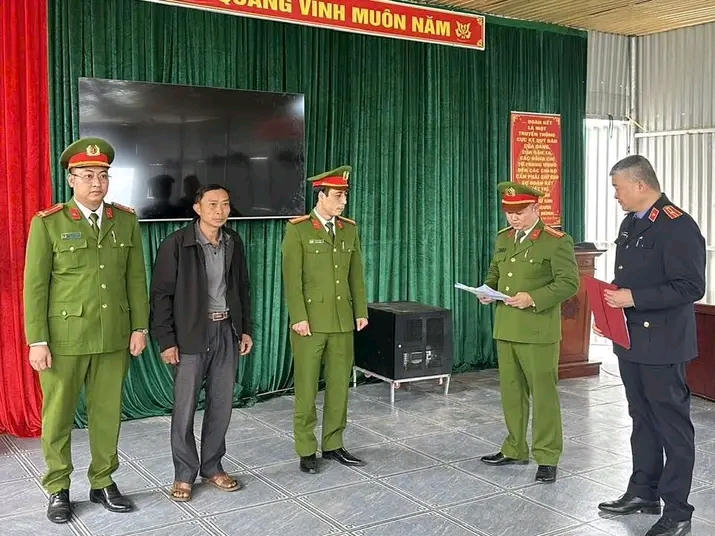 Cơ quan chức năng thực hiện các biện pháp tố tụng đối với các bị can. Ảnh: Công an tỉnh Tuyên Quang.