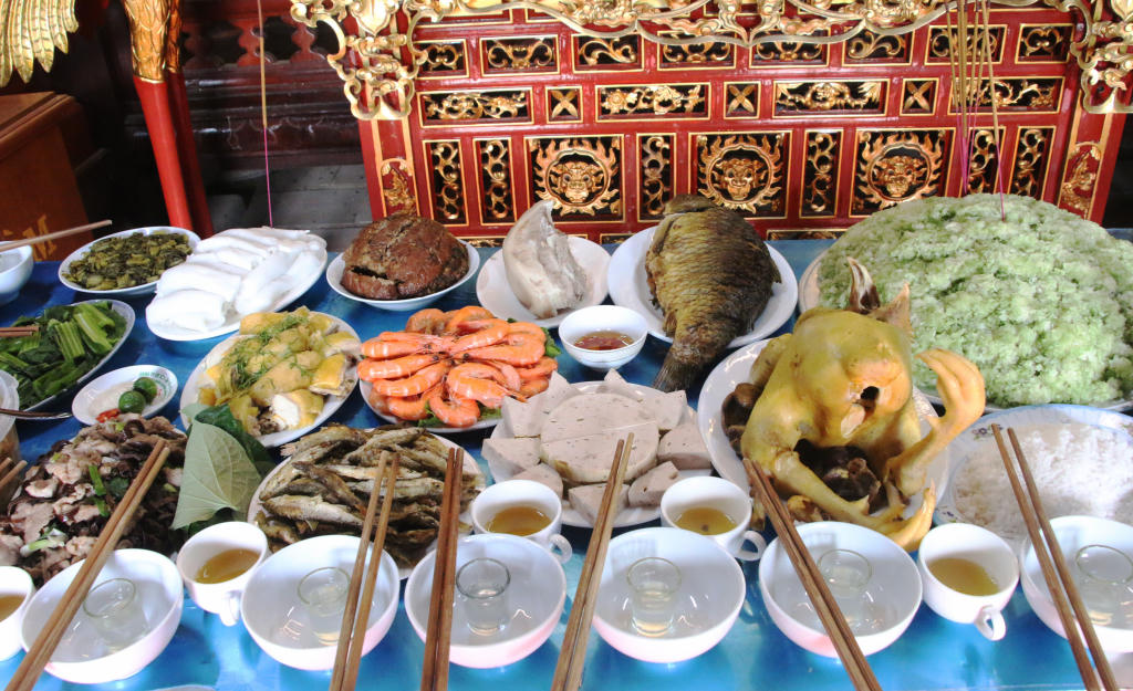 Cùng nhiều sản vật địa phương trong mâm cỗ cúng lễ mừng cơm mới.