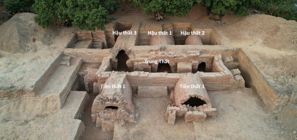 Khu mộ gạch có quy mô lớn, diện tích khoảng 150m2, cấu trúc gồm 2 gian tiền thất, 1 gian trung thất và 3 gian hậu thất. Ảnh; QMG.