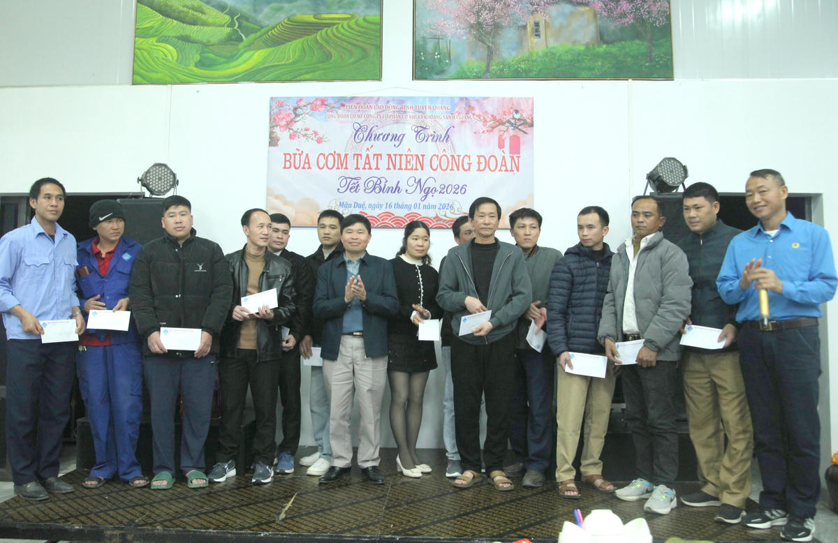 Trao quà cho những công nhân có hoàn cảnh khó khăn. Ảnh: N.Q