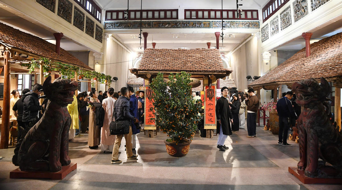 Sự kiện đã thu hút đông đảo người dân và du khách.&nbsp;Thông qua “Tết Việt – Tết Phố” 2026, Ban Quản lý hồ Hoàn Kiếm và Phố cổ Hà Nội tiếp tục khẳng định vai trò nòng cốt trong công tác bảo tồn và phát huy giá trị di sản văn hóa vật thể và phi vật thể. Đồng thời, chương trình hướng tới mục tiêu giáo dục di sản cho thế hệ trẻ, gắn bảo tồn với phát triển du lịch, thương mại và kinh tế sáng tạo, góp phần xây dựng hình ảnh Hà Nội – Thành phố sáng tạo, nơi truyền thống và hiện đại hòa quyện trong sắc xuân Hoàn Kiếm 2026. Ảnh: Phạm Sỹ.